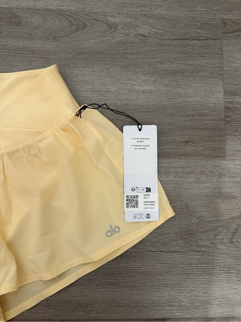 ALO Yoga Women’s Pale Yellow Athletic Skort Shorts - Picture 2 of 3